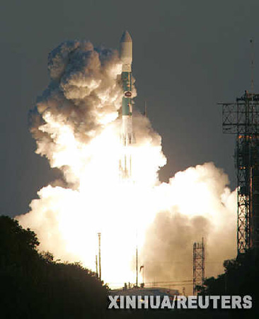 美国德尔塔Ⅱ型火箭搭载5颗卫星成功升空(组图)