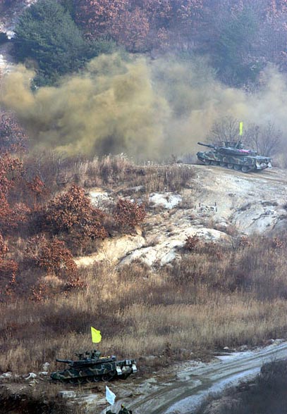 图文:韩国陆军装甲部队复杂地形开进