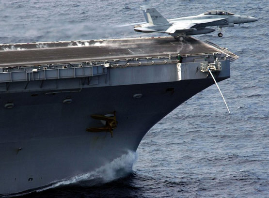 图文:美海军航母舰载机频繁起降