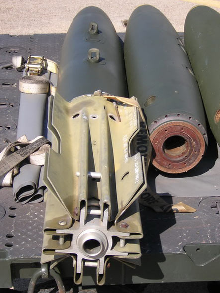 图文：美制Mk82航空炸弹上方安装有两枚悬挂环