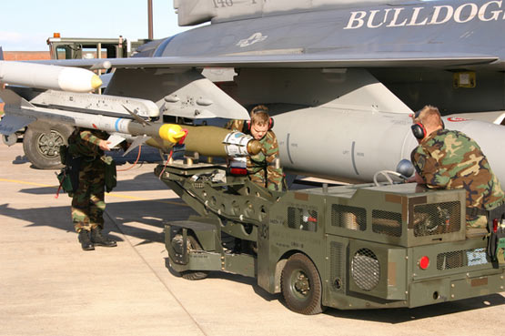 圖文：地勤人員正用托舉設備為F-16掛裝炸彈