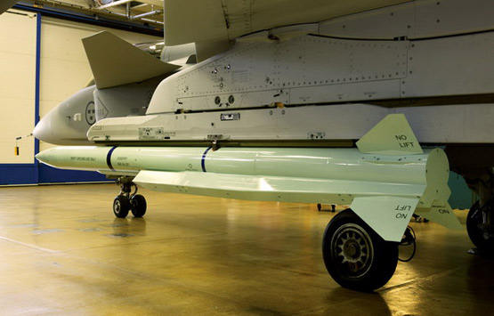 图文：Saab-39战斗机上采用导轨式挂架