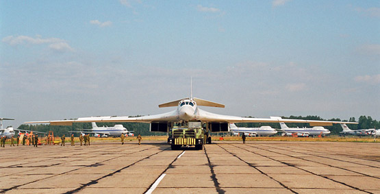 图文:俄远程航空兵装备的图160战略轰炸机