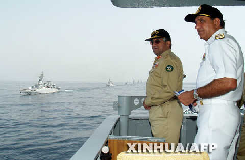 图文：穆沙拉夫在观看“和平－07”多国军演