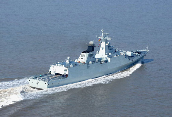 图文:中国最新型护卫舰526号航行中