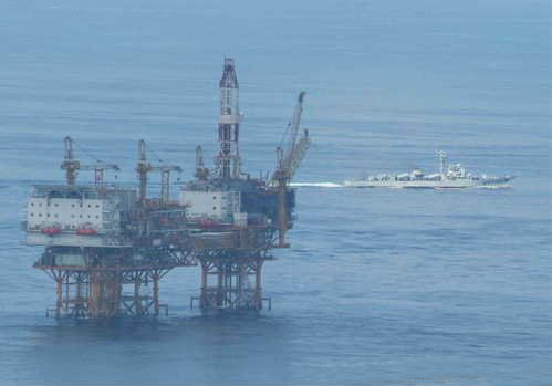 图文:中国海军战舰巡逻东海油气田