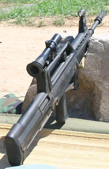 图文:加装白光瞄准镜的国产95式步枪