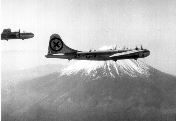 图文：二战末期波音B-29超级空中堡垒在日本上飞行