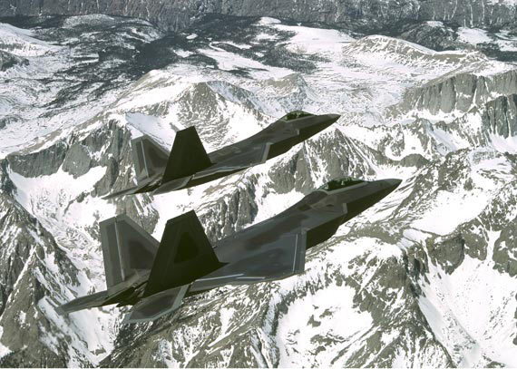 图文:F-22战机在寒冷山区上空飞行