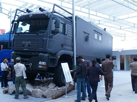 图文:上海车展上的重型装甲越野车特写