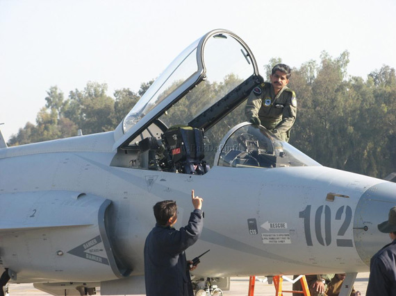 ͼģ򿪻ոǵİͻ˹̹JF-17ս