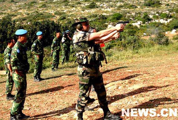 组图：中法两国维和部队互换枪械进行射击交流