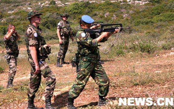 组图：中法两国维和部队互换枪械进行射击交流
