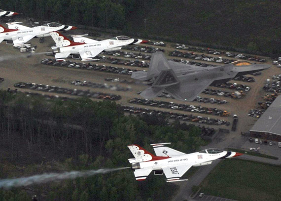 图文：美国空军雷鸟飞行队伴飞F-22A猛禽