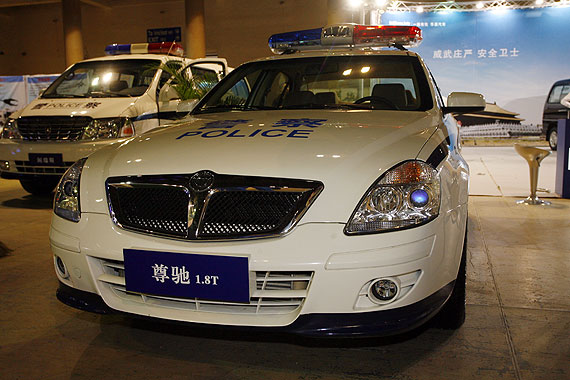 中国军情 第二届警用装备展 正文  资料图:国产中华"尊驰"警车   国际