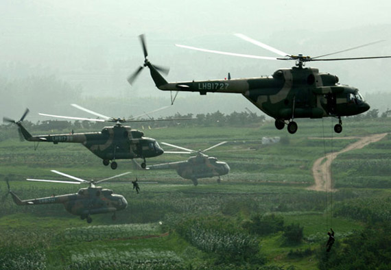 图文：中国陆航直升机群将空降兵投放到敌后战场