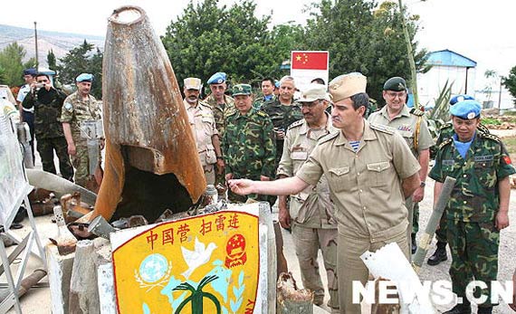 图文：武官参观中国维和工兵营扫雷战利品