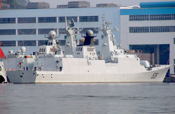 图文:中国海军526温州舰停在船厂