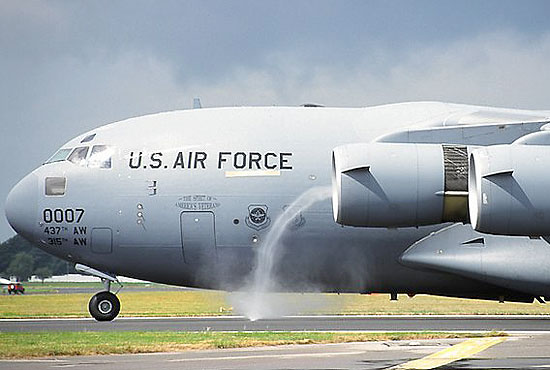 图文:C-17运输机开启反推装置