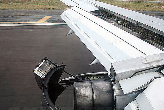图文:波音737-200型客机反推装置特写