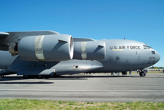 图文:C-17战略运输机与民航客机相同的反推装