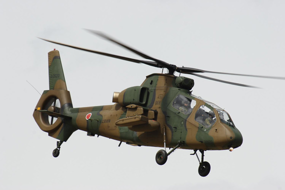 图文:日本oh-1武装直升机空中飞行