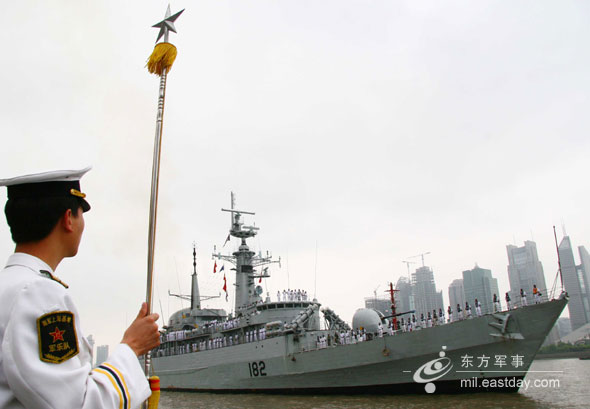 图文：中国水兵依仗队欢迎巴舰来访
