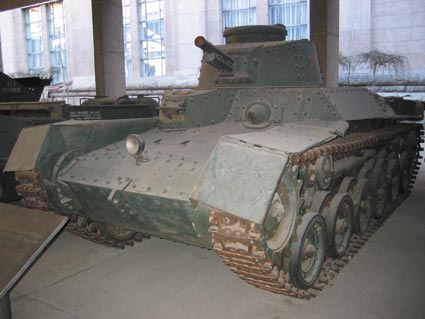 再加上展品之丰富,记者特按展品种类分为坦克装甲车,火炮,轻武器等