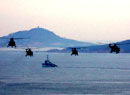 海军陆战队在直升机掩护下对岸滩实施突击