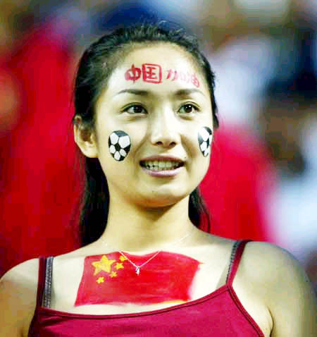 漂亮的中国女球迷在西归浦为国足鼓劲(图)