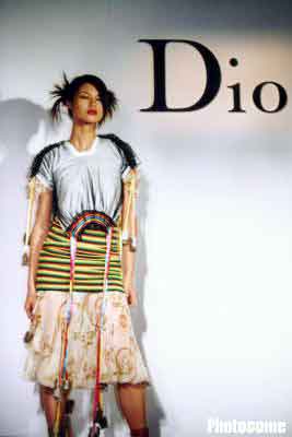 dior2002年的最新秋冬时装秀(多图)