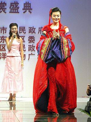 世界小姐,亚洲美皇后,中国慈善总会大使李冰,2001年新丝路模特大赛