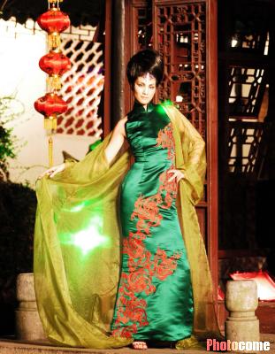 2002时尚图片回顾:苏州园林丝绸服饰秀(图)