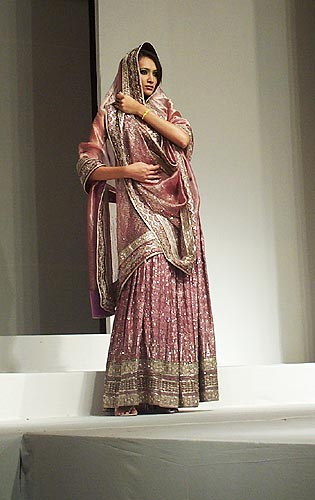 印度时装秀:火辣与庄重共同诠释女人魅力(图)