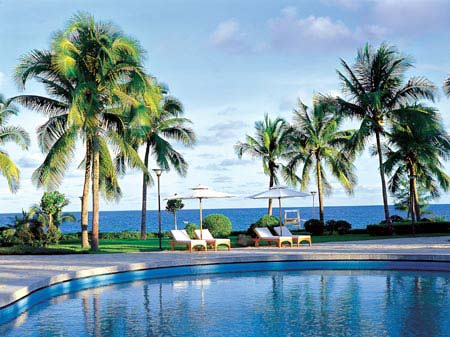 图为三亚银泰度假酒店漂亮的泳池
