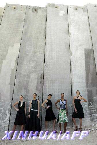 组图:以色列隔离墙下的时装秀
