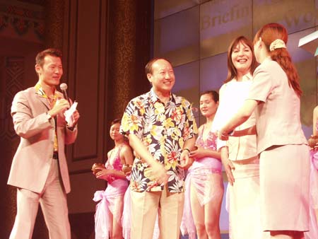 海南航空有限公司董事长陈峰(左二)与世姐机构主席莫莉夫人(左三)为