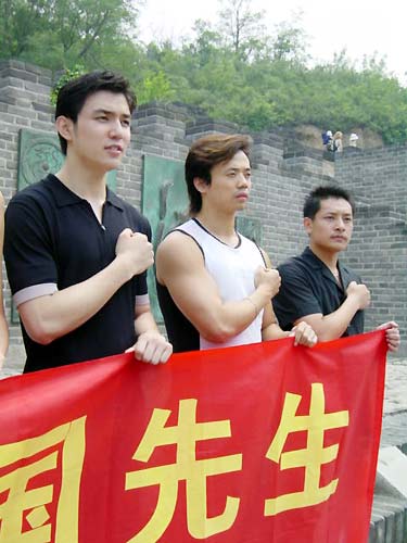 组图:中国先生大赛参赛者在长城宣言