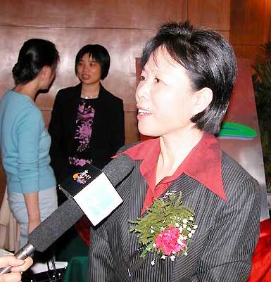 中华全国总工会副主席,书记处书记组委会名誉主任黄彦蓉女士接受记者