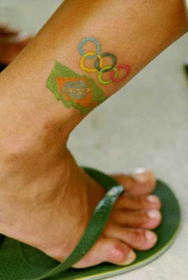 巴西女篮队员将奥林匹克纹在脚上(图)
