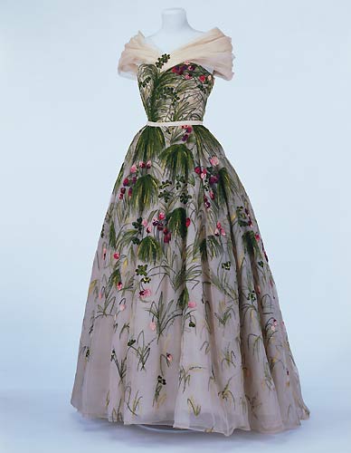 法国时尚100年:克里斯汀-迪奥设计的欧根纱晚礼服