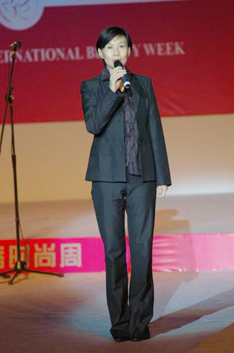 图文：美容时尚周创始人张晓梅在秀场开幕式讲话