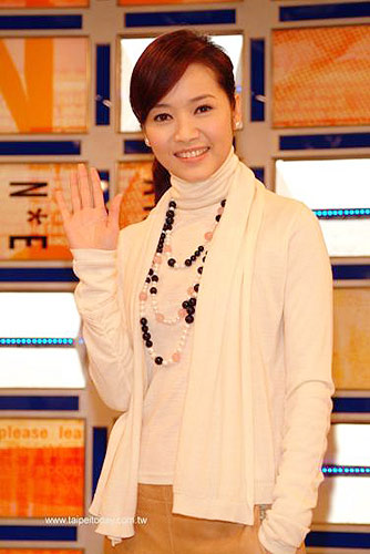 随后成为东风卫视品牌节目《娱乐亚洲》的主持人,被称为"台湾第一美女