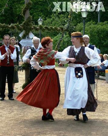 下翩翩起舞6月22日,芬兰民间舞蹈协会及团体在首都赫尔辛基市中心为市