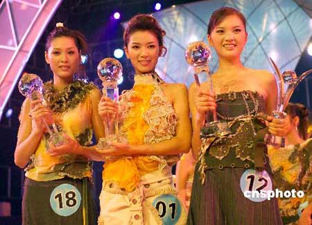 杨李(中,施念念(右,孙雅琪(左)分获第六届cctv模特电视大赛湖北赛区