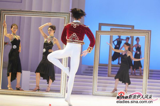组图:总决赛现场--男演员焦阳演绎芭蕾舞