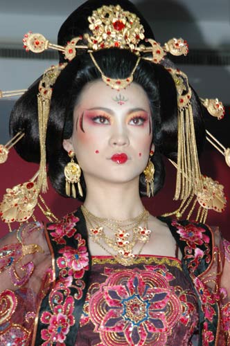 组图:毛戈平"中国式美女"妆型发布秀(3)