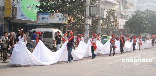 女大学生街头展示40米婚纱(组图)