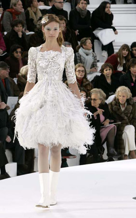 组图:Chanel新款甜美时装秀演绎梦幻气质(2)