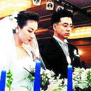 金承佑与前妻李美妍的结婚照金南珠戴3亿韩元耳环行礼据了解"整形